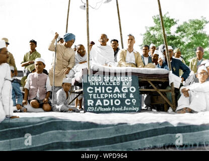 Il Mahatma Gandhi incontro di indirizzamento dei paesani, peste area interessata, Gujarat, India, Asia, Maggio 1935 Foto Stock