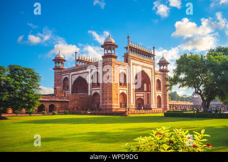 La grande porta al Taj Mahal di Agra, India Foto Stock