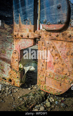 Vecchia barca arrugginito timone ed elica dettaglio. Foto Stock