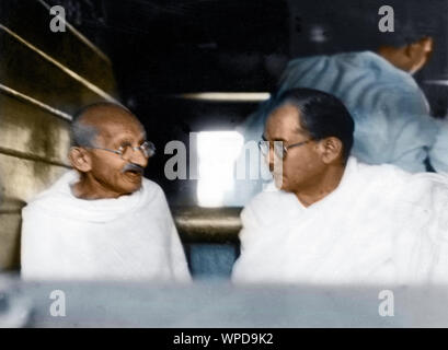 Subhas Chandra Bose e il Mahatma Gandhi nel comparto ferroviario, Calcutta, India, Asia, Novembre 1937 Foto Stock