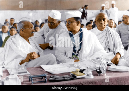 Il Mahatma Gandhi sul palco con gli altri durante il Congresso Haripura, Gujarat, India, Asia, 19 Febbraio 1938 Foto Stock