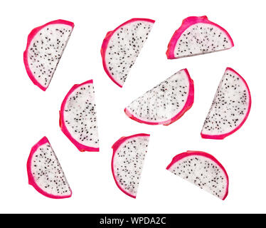 Rossa affettata dragonfruit pitahaya percorso isolato su bianco Foto Stock