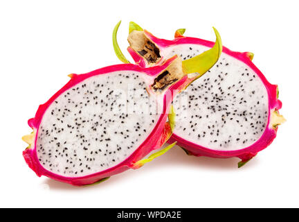 Rossa affettata dragonfruit pitahaya percorso isolato su bianco Foto Stock