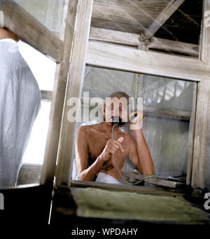 Il Mahatma Gandhi telefonando da office capanna, Wardha, Maharashtra, India, Asia, 1938 Foto Stock