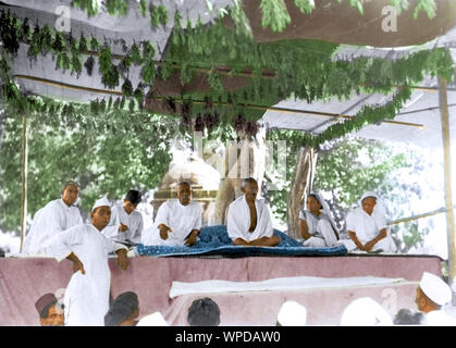 Il Mahatma Gandhi indirizzamento riunione pubblica, Haripura, Surat, Gujarat, India, Asia, 22 Febbraio 1938 Foto Stock