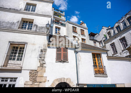 Angolo di appartamenti residenziali a più piani casa con persiane di legno e attico residenziale e balconi al di fuori delle finestre si trova su uno dei Foto Stock