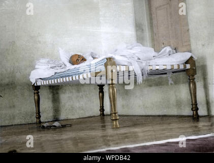 Mahatma Gandhi during fast, Rashtriya Shala Ashram, Rajkot, Gujarat, India, Asia, marzo 1939 vecchia foto vintage anni '1900 Foto Stock