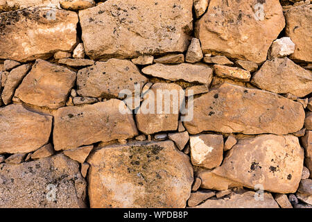 Antico muro di pietra in una zona rurale. Vecchie pietre texture. Testurizzato all'aperto. Foto Stock