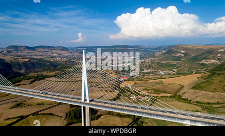 Vista aerea della città di Millau e il viadotto in Aveyron Foto Stock