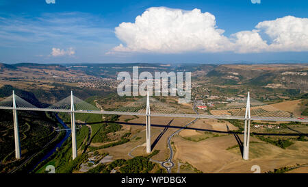 Vista aerea della città di Millau e il viadotto in Aveyron Foto Stock