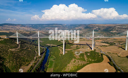 Vista aerea della città di Millau e il viadotto in Aveyron Foto Stock