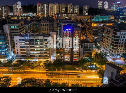 Vista aerea della giungla di cemento come alto edificio di appartamenti moderni in Singapore Foto Stock