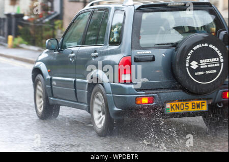 Builth Wells, Powys, Regno Unito. 9 Sep, 2019. I veicoli guida attraverso le acque di superficie nel piccolo il Galles Centrale città mercato di Builth Wells, in Powys, Regno Unito. Credito: Graham M. Lawrence/Alamy Live News Foto Stock