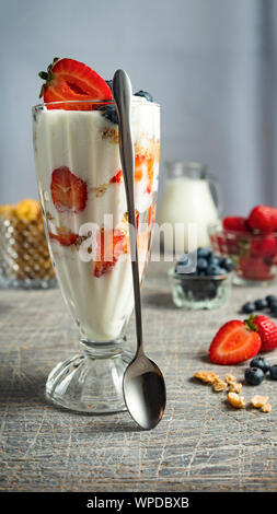 Per una notte di avena, porridge, fiocchi d'avena, mirtilli lamponi e salutare prima colazione, fiocchi d'avena, granola Foto Stock