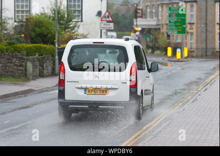 Builth Wells, Powys, Regno Unito. 9 Sep, 2019. I veicoli guida attraverso le acque di superficie nel piccolo il Galles Centrale città mercato di Builth Wells, in Powys, Regno Unito. Credito: Graham M. Lawrence/Alamy Live News Foto Stock