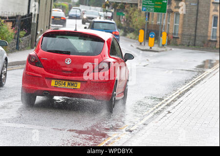 Builth Wells, Powys, Regno Unito. 9 Sep, 2019. I veicoli guida attraverso le acque di superficie nel piccolo il Galles Centrale città mercato di Builth Wells, in Powys, Regno Unito. Credito: Graham M. Lawrence/Alamy Live News Foto Stock