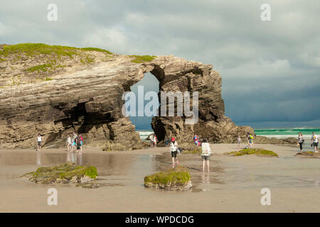 Spiaggia delle cattedrali si trova sulla costa della provincia di Lugo (Galizia).Si tratta di una spiaggia molto frequentata dai turisti Foto Stock