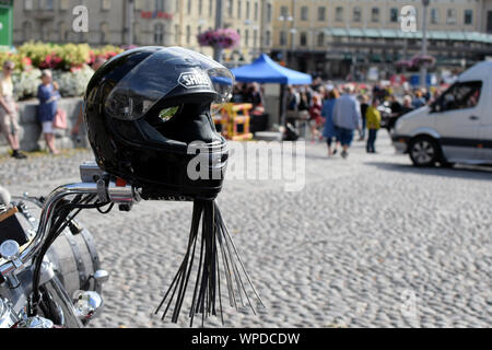 Nero casco Shoei sul manubrio del motociclo. Sfondo sfocato. Spazio per il testo. Foto Stock