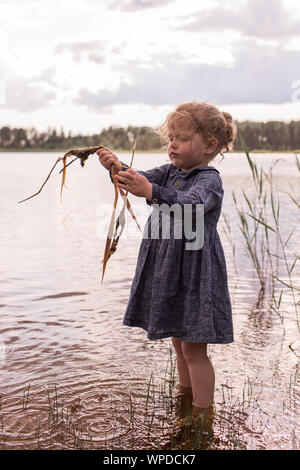 Preschooler, apprendimento e alla scoperta del lago di fauna, all'aperto in natura Foto Stock