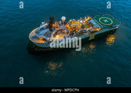 Vista aerea di piccole navi ancorate in acqua di mare internazionale nel porto di Singapore Foto Stock