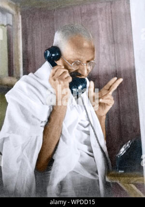 Il Mahatma Gandhi parlando al telefono da office capanna, Wardha, Maharashtra, India, Asia, 1940 Foto Stock