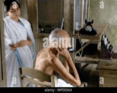 Il Mahatma Gandhi parlando al telefono da office capanna, Wardha, India, Asia, 1940 Foto Stock