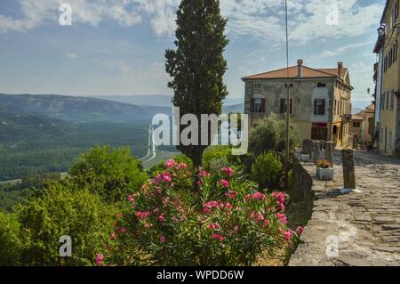 Piccola cittadina istriana di Montona costruito sulla sommità di una collina, Croazia Foto Stock