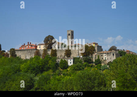 Cittadina istriana di Montona costruito sulla sommità di una collina, Croazia Foto Stock