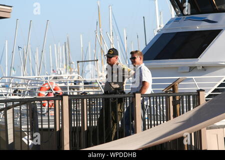 Settembre 8, 2019, Santa Barbara, California, U.S: agenti FBI E POLIZIA DISCUTERE DI INCHIESTA SUL PONTE DELL'UFFICIO DELLA VERITÀ AQUATICS, proprietario delle tre barche per immersioni ora sotto inchiesta: concezione, che bruciò e affondò il giorno della festa del lavoro, della verità e della visione. ..L'8 settembre 2019, Santa Barbara, California, U.S: FBI, l' Ufficio di presidenza di alcool, tabacco, armi da fuoco ed esplosivi e la guardia costiera americana servita warrant Domenica al Santa Barbara sede della verità Aquatics. Essi sono alla ricerca di formazione, sicurezza e i record di manutenzione. La Chiesa di Santa Barbara e Santa Monica di polizia sono assistere. Essi hanno anche se Foto Stock