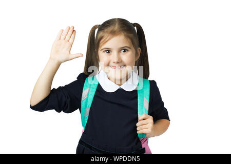 Poco carino ragazza con uno zaino in uniforme scolastica andando a scuola. Onde ragazza la sua mano. Ciao a scuola. Isolato su uno sfondo bianco. Il concetto di istruzione, torna a scuola, etc. Foto Stock