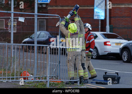 Swansea, Regno Unito. 08 Sep, 2019. Nella foto: incendio personale di servizio tagliato attraverso la griglia di protezione. Domenica 08 settembre 2019 Re: vigili del fuoco e polizia frequentare un incendio presso il Palace Theatre, un edificio fatiscente in High Street di Swansea, Wales, Regno Unito. Credito: ATHENA AGENZIA IMMAGINE LTD/Alamy Live News Foto Stock