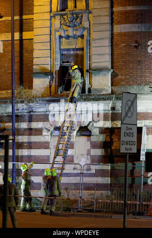 Swansea, Regno Unito. 08 Sep, 2019. Nella foto: incendio personale di servizio per la scena. Domenica 08 settembre 2019 Re: vigili del fuoco e polizia frequentare un incendio presso il Palace Theatre, un edificio fatiscente in High Street di Swansea, Wales, Regno Unito. Credito: ATHENA AGENZIA IMMAGINE LTD/Alamy Live News Foto Stock