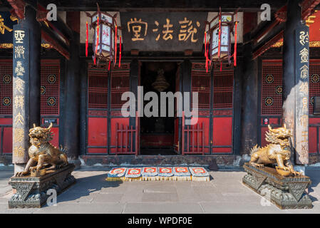 Chengdu, nella provincia di Sichuan, in Cina - Giugno 6, 2019 : drago di bronzo statue nella parte anteriore di un tempio buddista di Red Gate nel monastero di Wenshu. Foto Stock