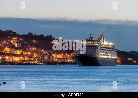 Cobh, Cork, Irlanda. 09 Settembre, 2019. La nave di crociera Vasco de Gama arriva nella storica cittadina di Cobh prima dell'alba. - Credito; David Creedon / Alamy Live News Foto Stock