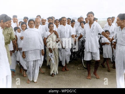 Il Mahatma Gandhi con gli associati sulla spiaggia Juhu di Mumbai, Maharashtra, India, Asia, Maggio 1944 Foto Stock