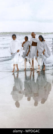 Il Mahatma Gandhi con gli associati sulla spiaggia Juhu di Mumbai, Maharashtra, India, Asia, Maggio 1944 Foto Stock