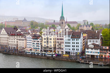 Zurigo - Svizzera - 6 maggio; 2017: vista aerea di Zurigo. Antiche case di vita e la guglia Predigerkirche su uno sfondo; Svizzera Foto Stock