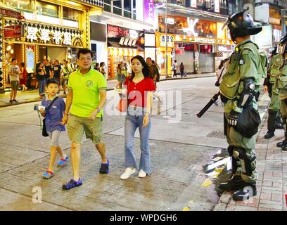Hong Kong, Cina. 08 Sep, 2019. Che cosa ha cominciato come dimostrazione pacifica è diventata violenta quando i dimostranti e polizia scontri in diverse ubicazioni in Hong Kong. Qui i civili passano il riot zone. Credito: Gonzales foto/Alamy Live News Foto Stock