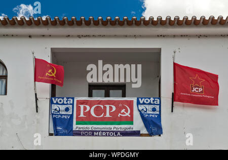 2019 Unione europea parlamento europeo elezione striscioni, bandiere, del Partito Comunista del Portogallo, house di Mertola, distretto di Beja, Baixo Alentejo, Portogallo Foto Stock