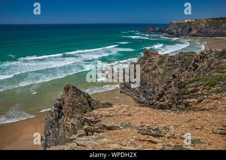 Le formazioni rocciose a Praia do Amado, Oceano Atlantico spiaggia vicino al villaggio di Carrapateira, Costa Vicentina, distretto di Faro, Algarve, PORTOGALLO Foto Stock