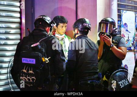 Hong Kong, Cina. 08 Sep, 2019. Che cosa ha cominciato come dimostrazione pacifica è diventata violenta quando i dimostranti e polizia scontri in diverse ubicazioni in Hong Kong. Un giornalista viene interrogata dalla polizia. Credito: Gonzales foto/Alamy Live News Foto Stock