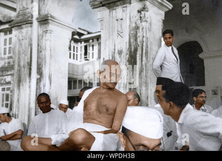 Il Mahatma Gandhi al grande pubblico in occasione di un incontro di preghiera, Rungta House, Mumbai, Maharashtra, India, Asia, Settembre 1944 Foto Stock