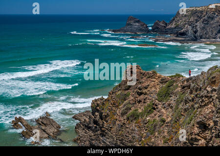 Le formazioni rocciose a Praia do Amado, Oceano Atlantico spiaggia vicino al villaggio di Carrapateira, Costa Vicentina, distretto di Faro, Algarve, PORTOGALLO Foto Stock