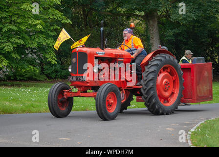 1960 Red Nuffield Universal quattro trattore Isle of Bute Scozia Regno Unito a sinistra vista nearside luccicanti immacolata veterano anni sessanta farm lontano Foto Stock