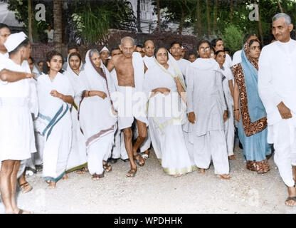 Il Mahatma Gandhi con i collaboratori della casa Birla presso Mumbai, Maharashtra, India, Asia, Settembre 1944 Foto Stock