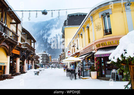 Chamonix, Francia - 30 Gennaio 2015: : Cafe, un ristorante nel centro della città e street view, Chamonix, Francia Foto Stock