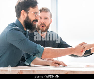 Il datore di lavoro si stringono la mano con un nuovo dipendente durante il colloquio di lavoro Foto Stock