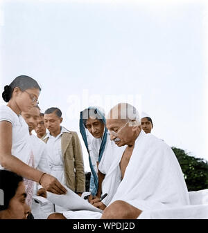 Il Mahatma Gandhi dopo l incontro di preghiera, Sevagram, Wardha, India, Asia, 2 ottobre 1944 Foto Stock