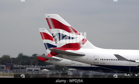 British Airways aerei al Terminal 5 dell'aeroporto di Heathrow di Londra, il giorno uno del primo-mai colpire da British Airways piloti. La 48 ore di camminata in una lunga controversia sulla retribuzione, storpio voli da lunedì, causando interruzioni di viaggio per decine di migliaia di passeggeri. Foto Stock