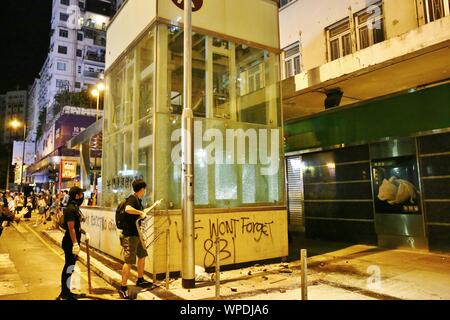 Hong Kong, Cina. 06th, settembre 2019. Manifestanti vandalize le stazioni MTR a Prince Edward, Mong Kok e Yau Ma Tei. I Dimostranti esigono la MTR Corporation per rilasciare la clip TVCC dal 31 agosto dove la polizia si è dispiegata gas lacrimogeni all'interno della stazione della metropolitana. Foto Stock